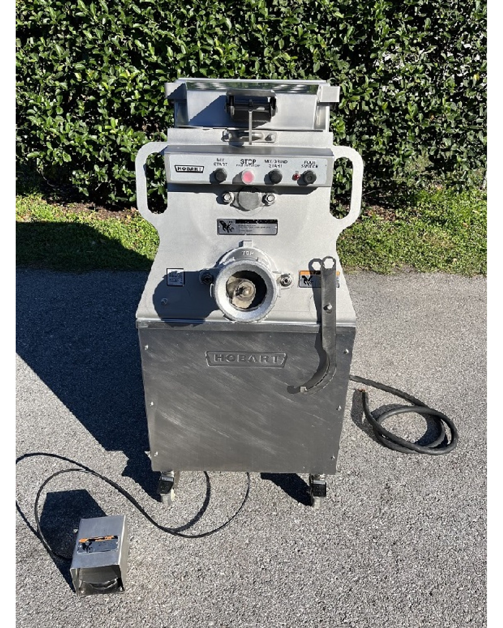 https://www.miamibakeryequipment.com/image/cache/catalog/products/USED/Hobart%20MG1532%20Meat%20Grinder%20(2)-1600x2000.JPG